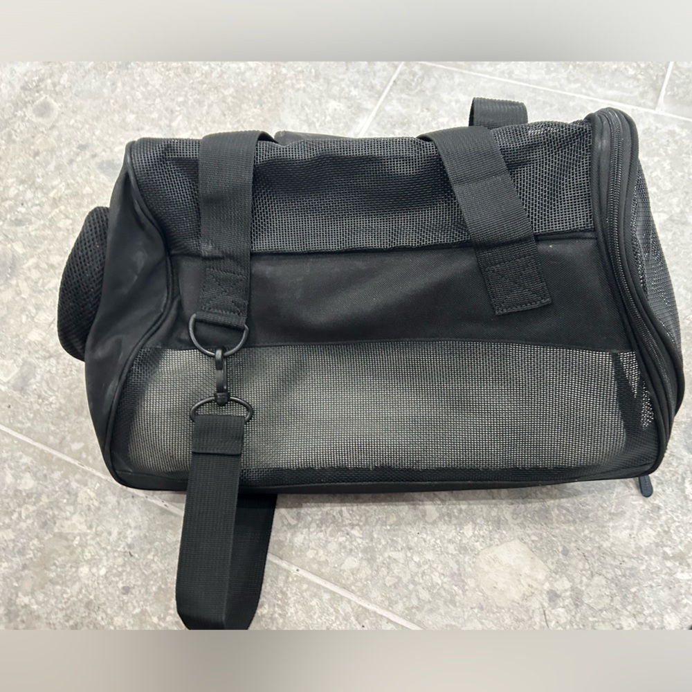 Dog carrier‎